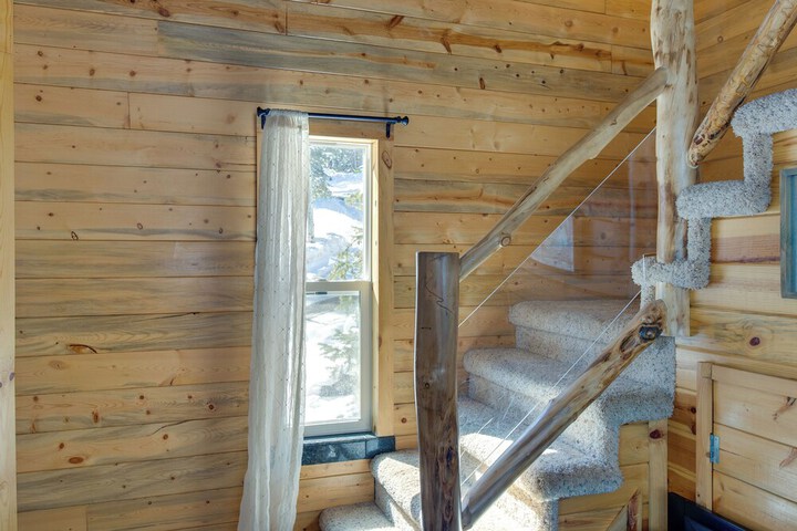 Idaho Springs Cabin w / Hot Tub on Half Acre!