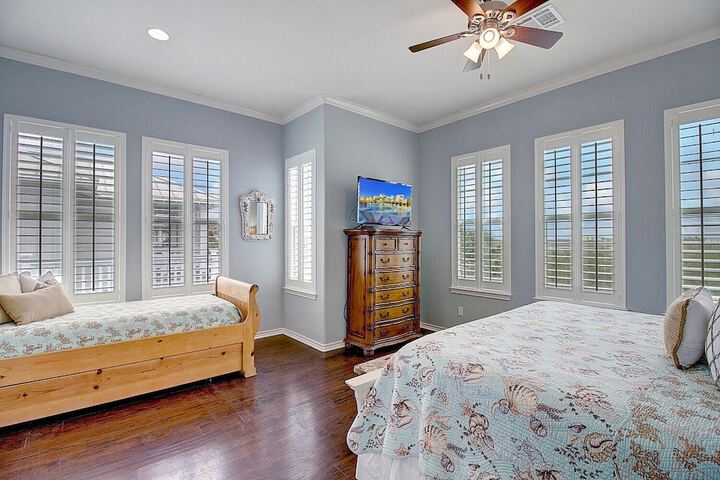 Room 12 of 32