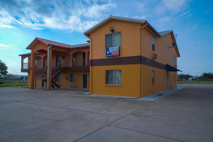 EXECUTIVE INN AND SUITES