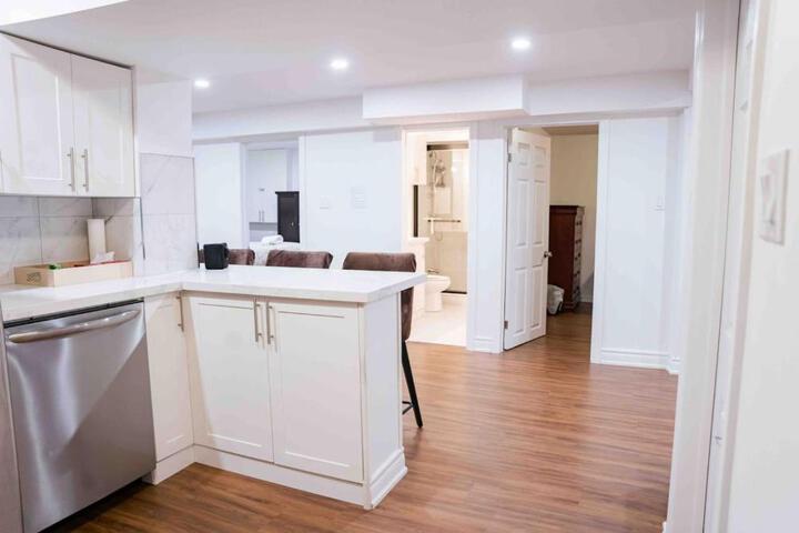 Adorable 3 Bedroom Apartment with Free Parking