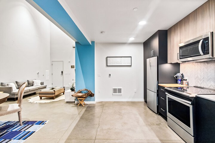 Airy and Open Corner Loft - 92 Walkscore