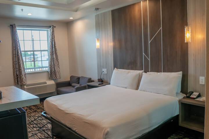 Comfeeni Inn and Suites