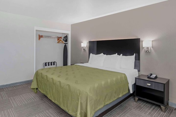 Room 27 of 33