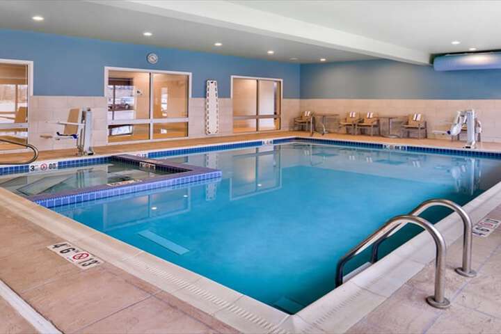 Holiday Inn Express & Suites Parkersburg East by IHG