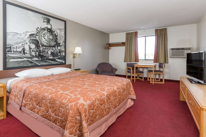 Room 8 of 16