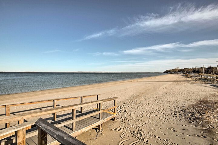 Walk to Beach: Long Island Wine Country Home!
