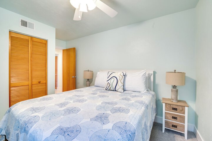Cedar Key Condo w / Balcony & Gulf Views!