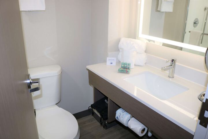 Room 6 of 17