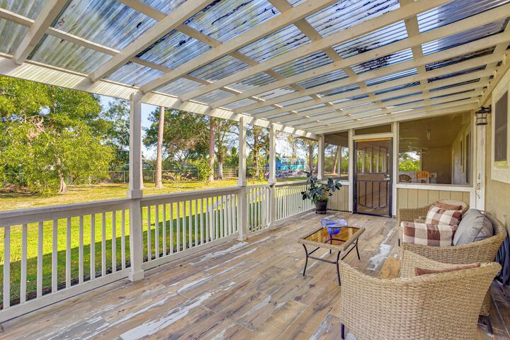 Peaceful Loxahatchee Apartment w / Covered Porch