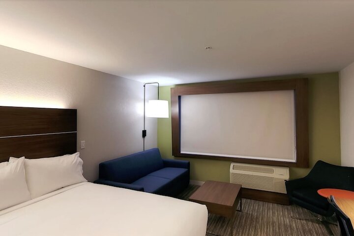 Room 13 of 28