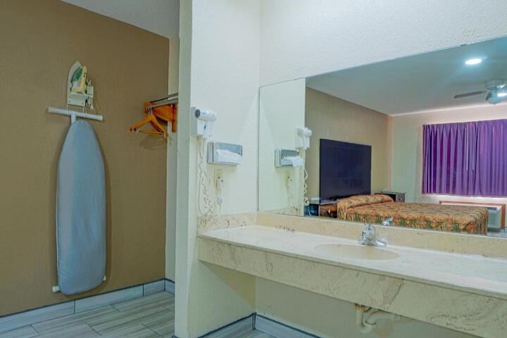 EXECUTIVE INN AND SUITES