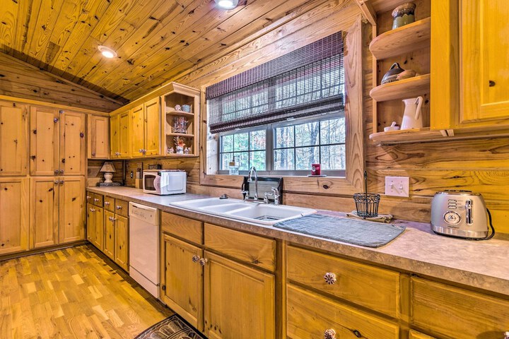 Pet-friendly Cabot Cabin w / Fenced Yard!