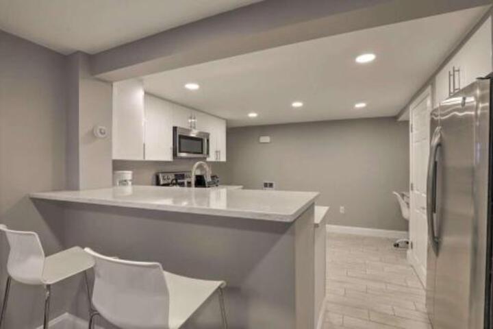 Cozy Quiet Getaway Surrounded by Nature 19 Miles To Downtown Boston