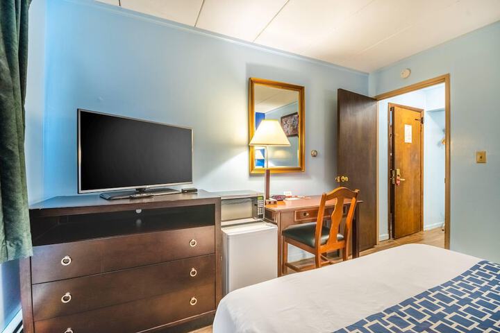 Econo Lodge Inn & Suites Windsor Locks Bradley Airport