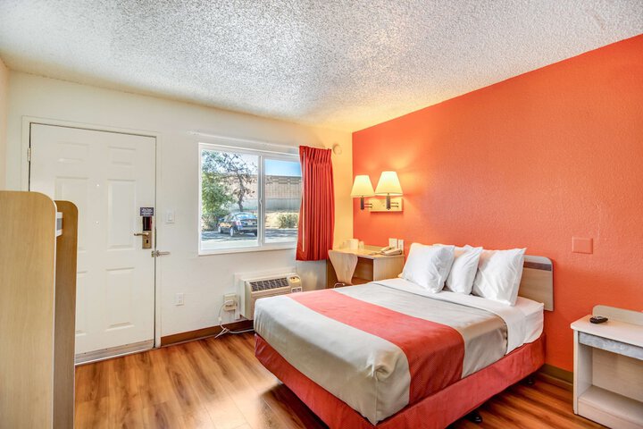 Room 28 of 33