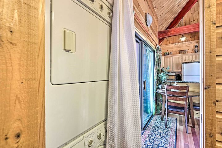 Furnished Deck: Romantic Strawberry / pine Studio!
