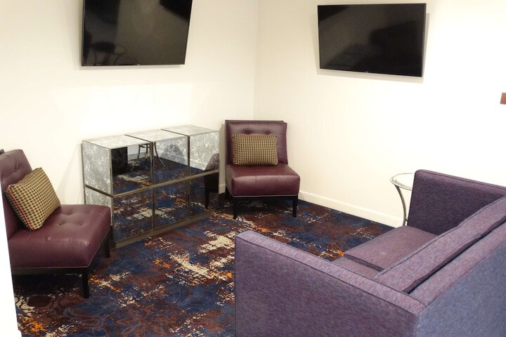 Lounge 31 of 34