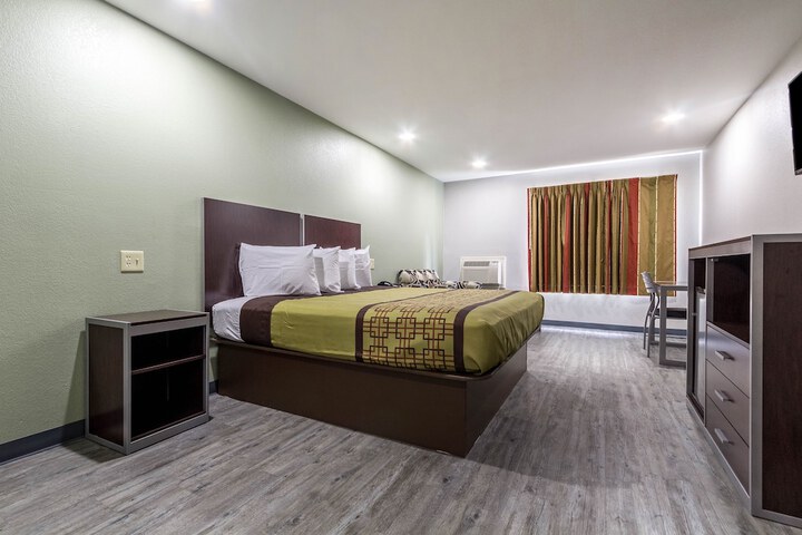 Room 10 of 30