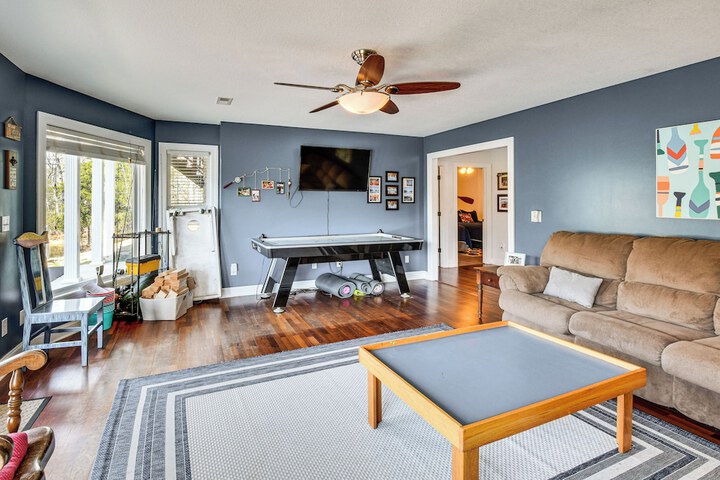 Waterfront Getaway w / Fire Pit + Game Room!