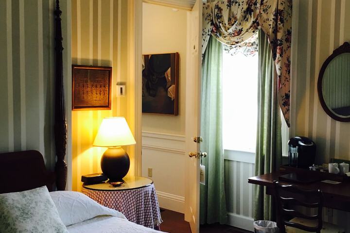 Room 32 of 59