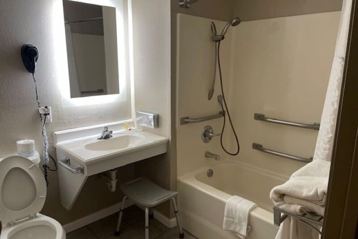 Room 10 of 19