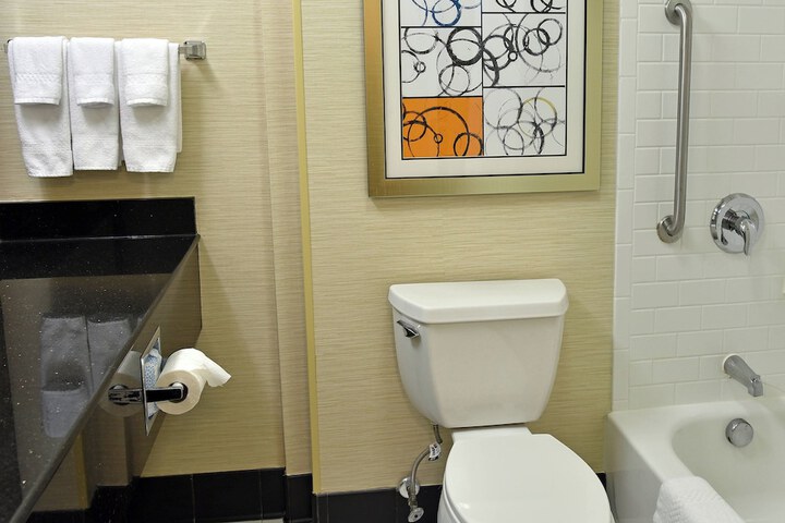 Fairfield Inn & Suites Hartford Airport