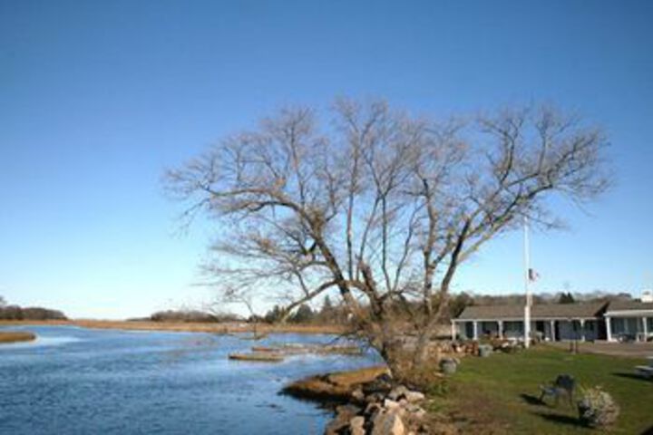 Sheas Riverside Inn & Motel