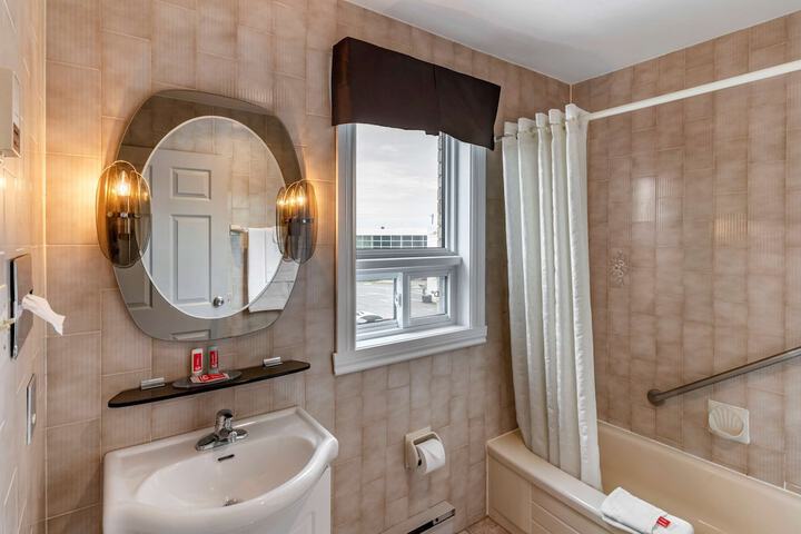 Econo Lodge Montreal-Brossard