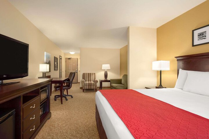 Country Inn & Suites by Radisson Minot, ND