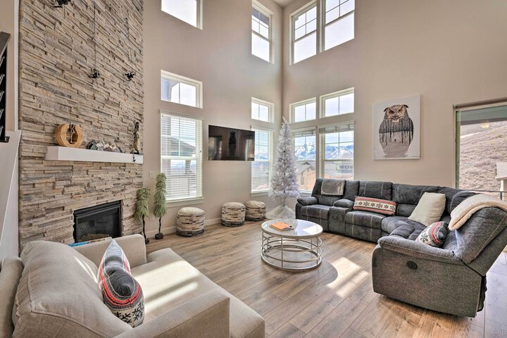 Inviting Hideout Townhome w / Balcony & Lake Views!