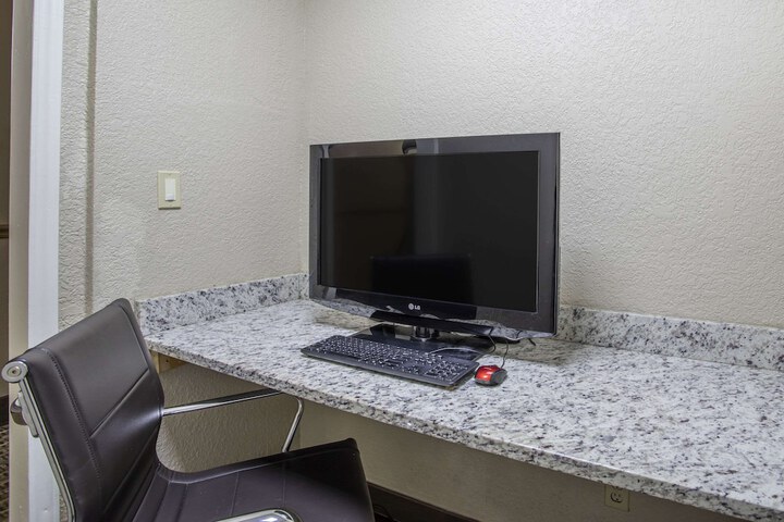 Business Center 28 of 28