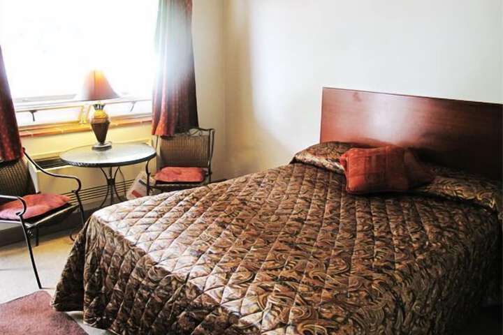 Hudson Manor Inn