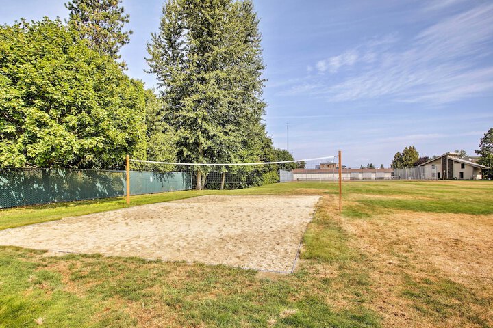 Lake Pend Oreille Condo w / Porch & Mountain View!