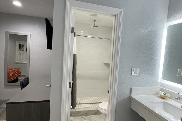 Room 11 of 28