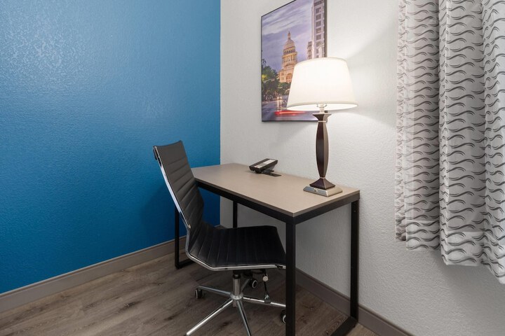 La Quinta Inn & Suites by Wyndham Kyle - Austin South