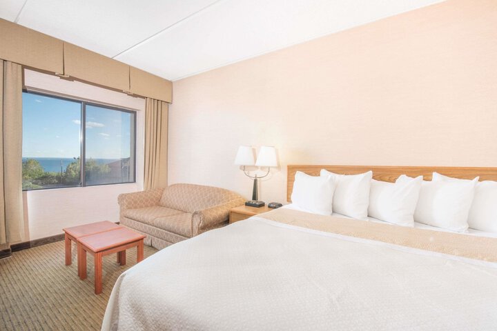 Room 4 of 23