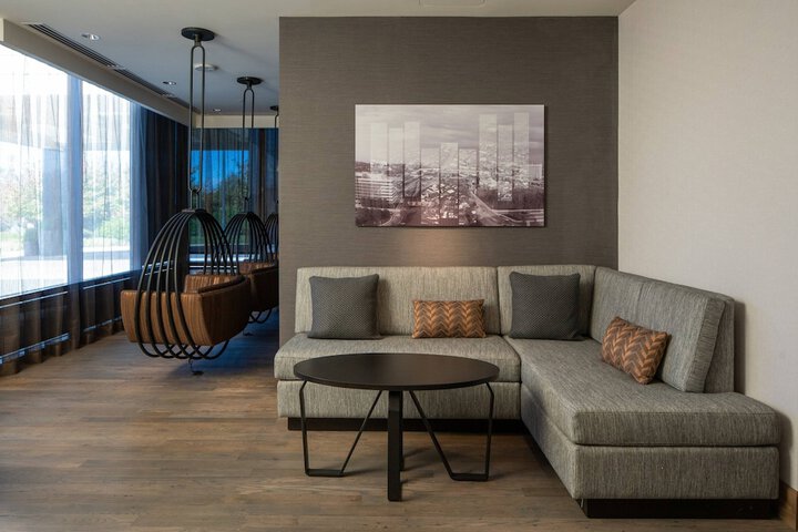 Lounge 64 of 76