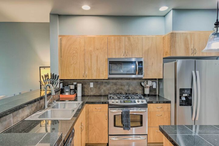 Walk to Local Shops & Eats! Quaint Issaquah Home