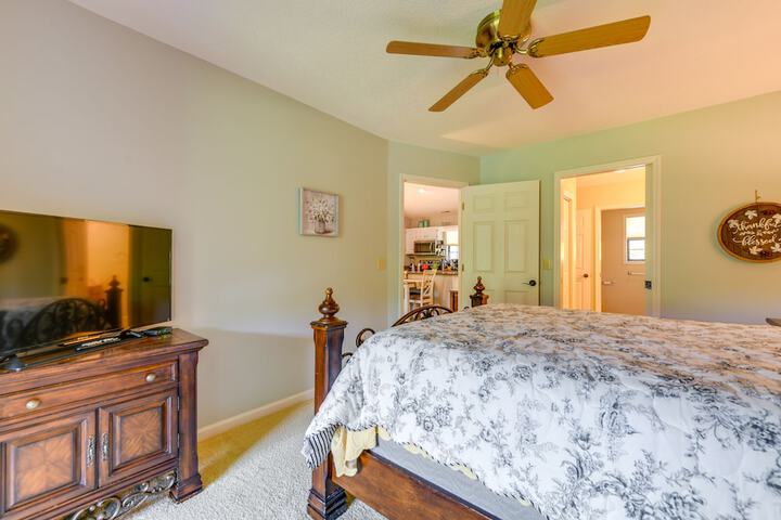 Bright Franklin Villa: Fireplace Golf Course View