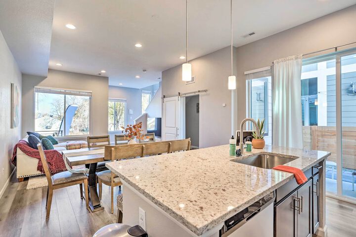 Cozy Abode w / Patio 7 Mi to Dtwn Denver