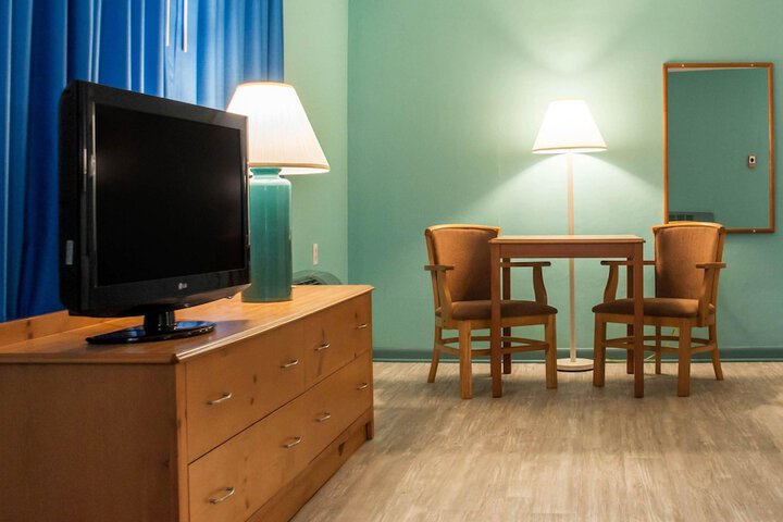 Econo Lodge South