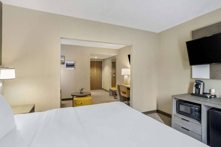Room 10 of 32