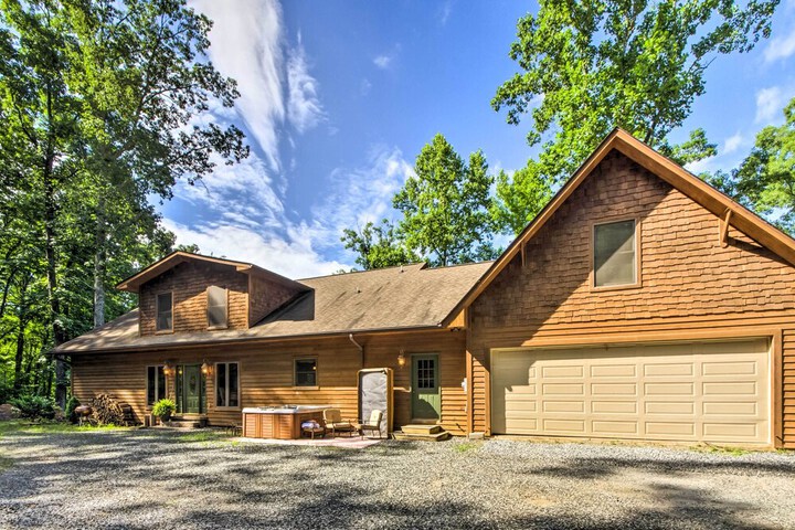 Tryon House w / Hot Tub - Near Equestrian Centers!