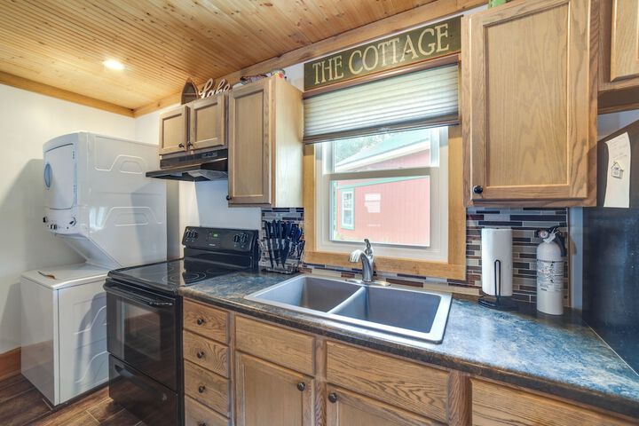 Lakefront Cottage w / Deck Near Indiana Beach!