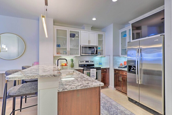 Lake LBJ Condo w / Balcony & Shared Boat Docks
