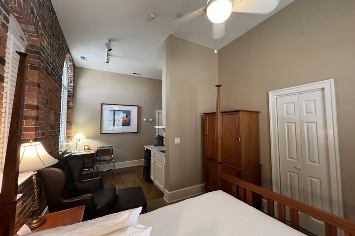 Room 40 of 142