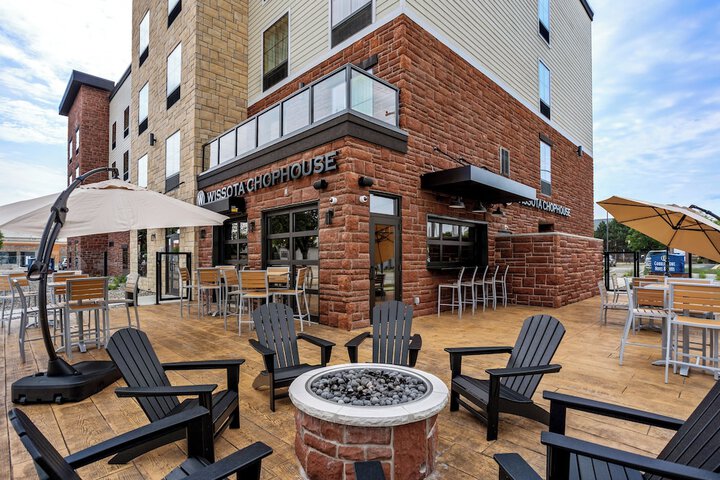 Cobblestone Hotel & Suites - Waukesha / West Milwaukee