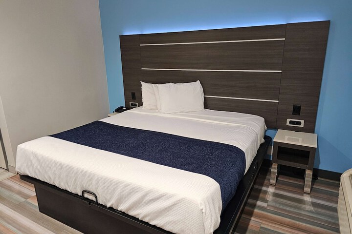 Travelodge by Wyndham Fullerton Near Anaheim