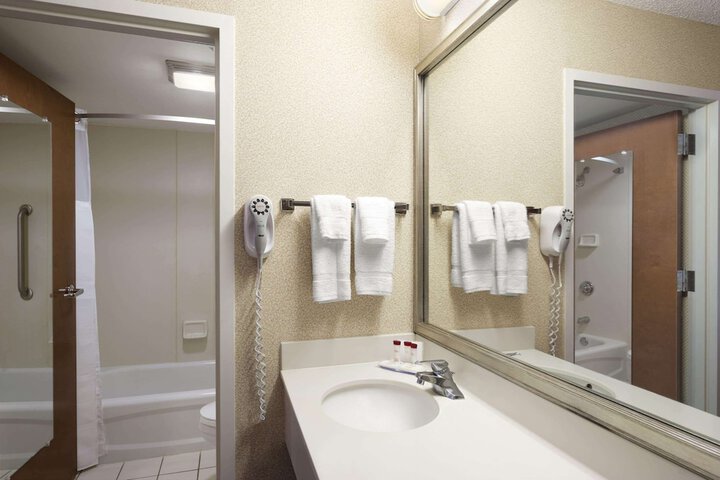 Ramada by Wyndham Suites Orlando Airport