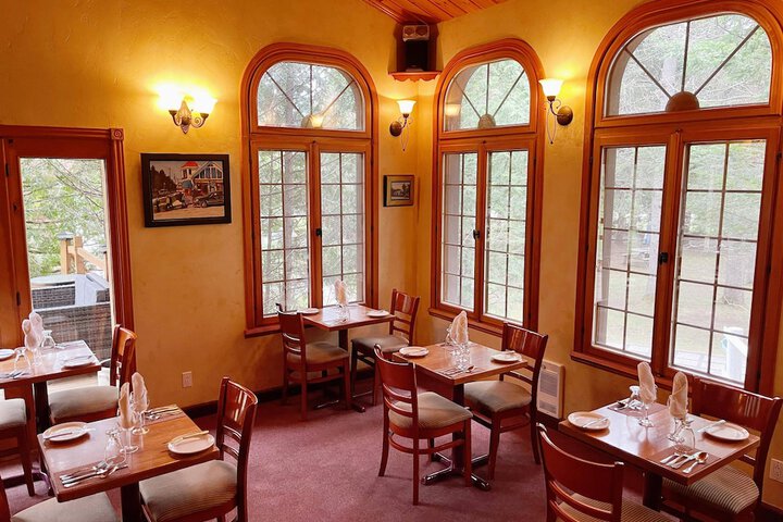 Dining 24 of 31